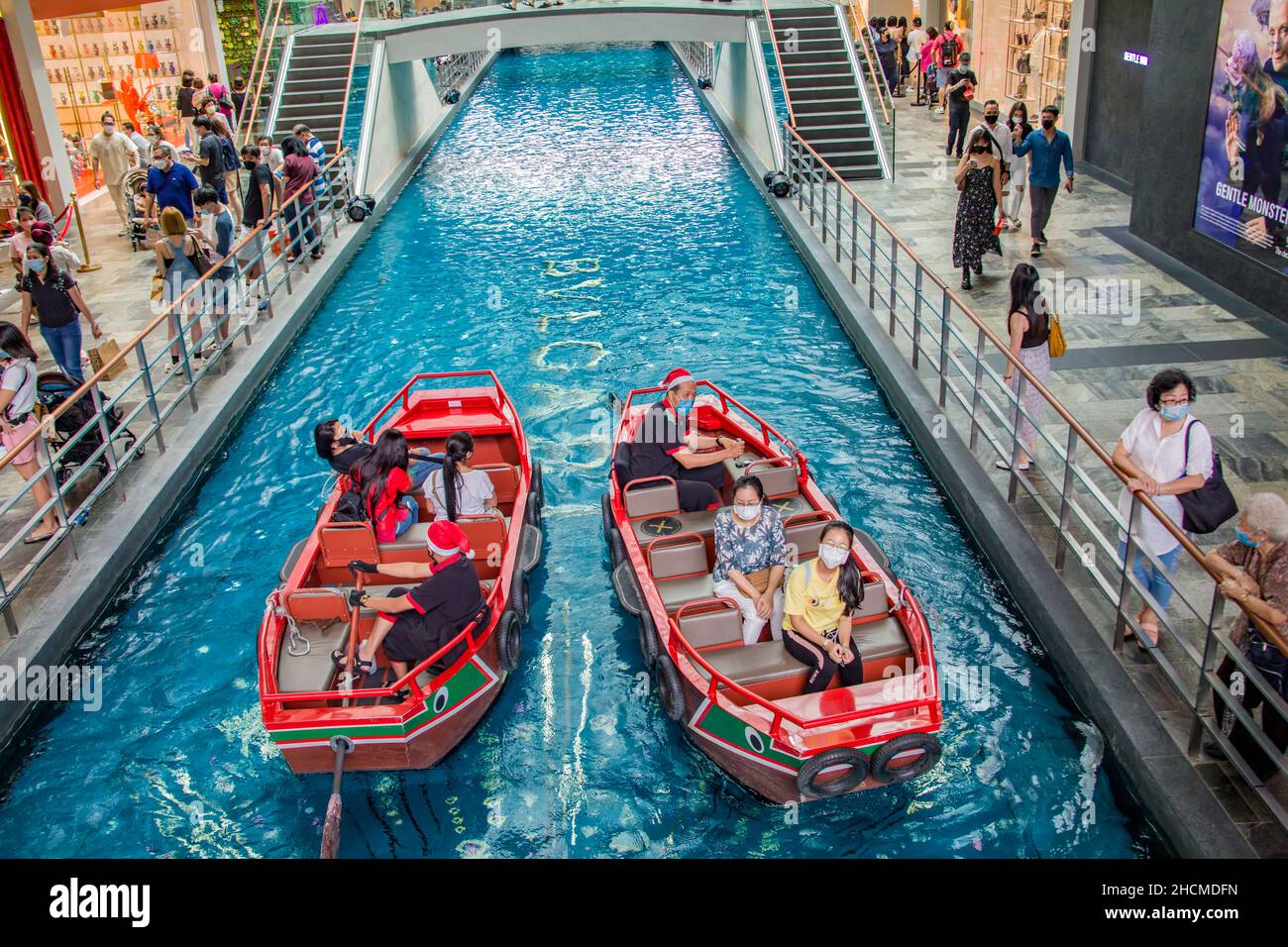Singapur 19th Dez 2021: Die Touristen genießen SAMPAN-Fahrten im Einkaufszentrum Marina Bay Sands. Stockfoto