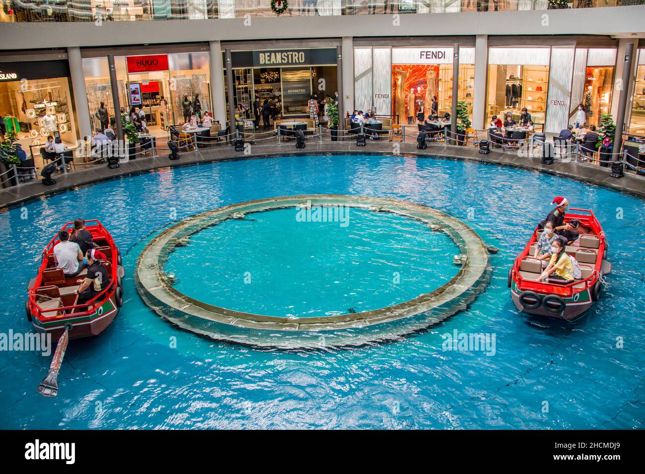 Singapur 19th Dez 2021: Die Touristen genießen SAMPAN-Fahrten im Einkaufszentrum Marina Bay Sands. Stockfoto