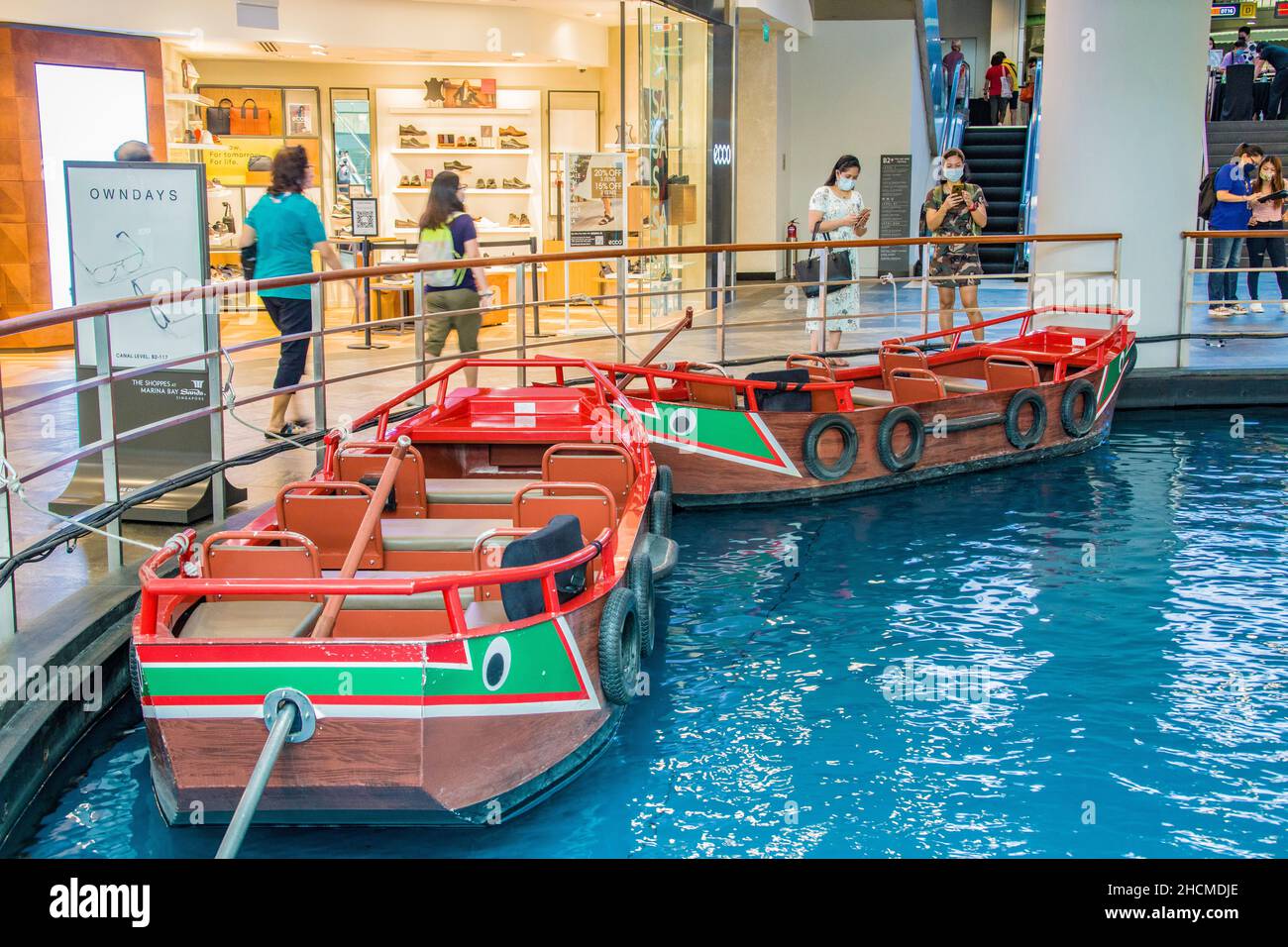 Singapur 19th Dez 2021: Die Touristen genießen SAMPAN-Fahrten im Einkaufszentrum Marina Bay Sands. Stockfoto