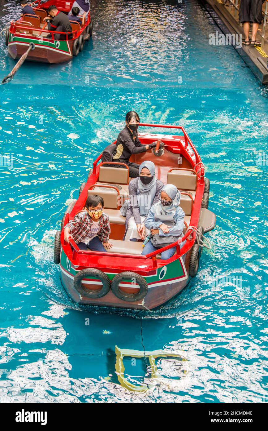 Singapur 19th Dez 2021: Die Touristen genießen SAMPAN-Fahrten im Einkaufszentrum Marina Bay Sands. Stockfoto