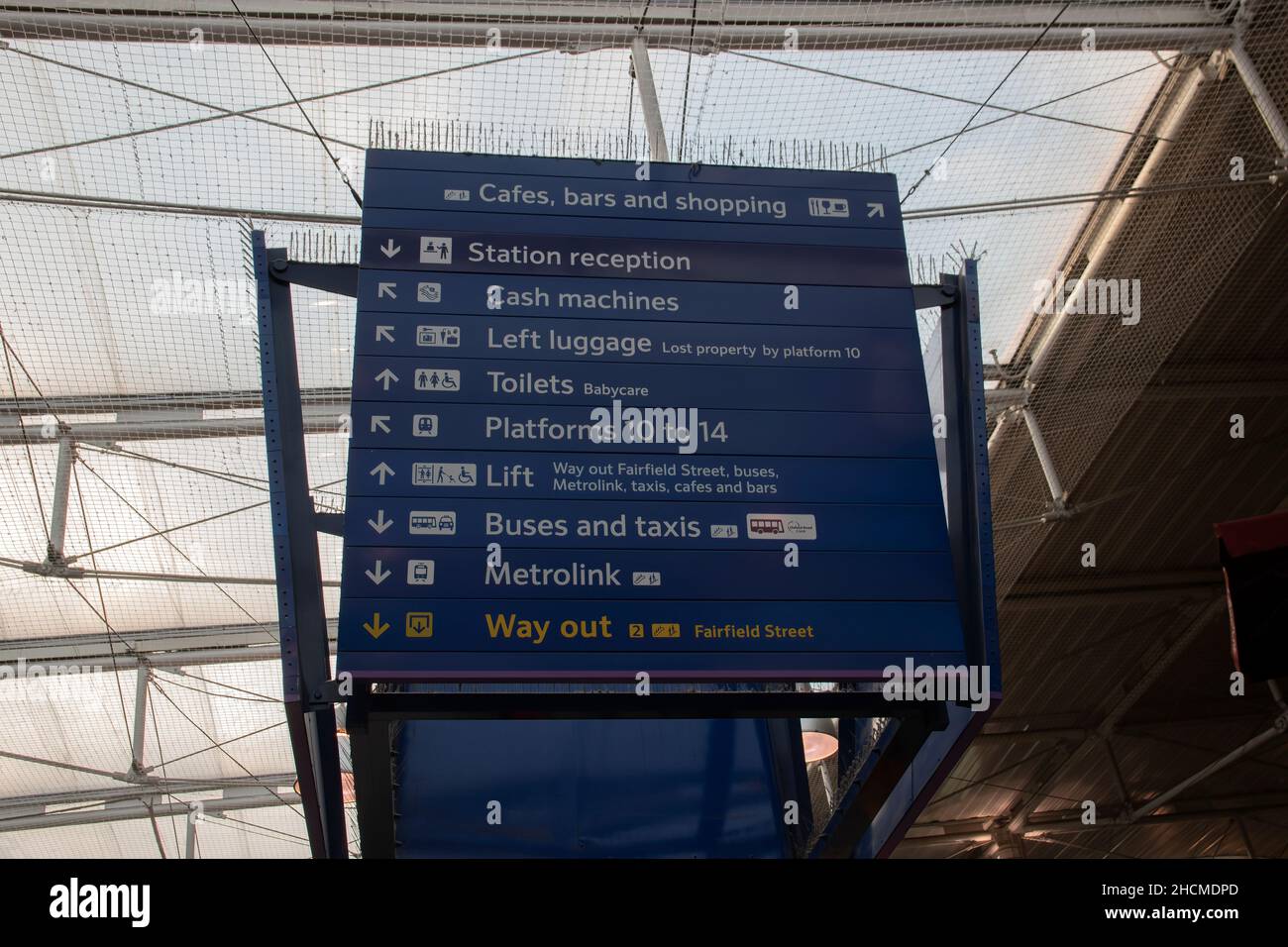 Hinweisschild In Der Piccadilly Station Bei Manchester England 8-12-2019 Stockfoto