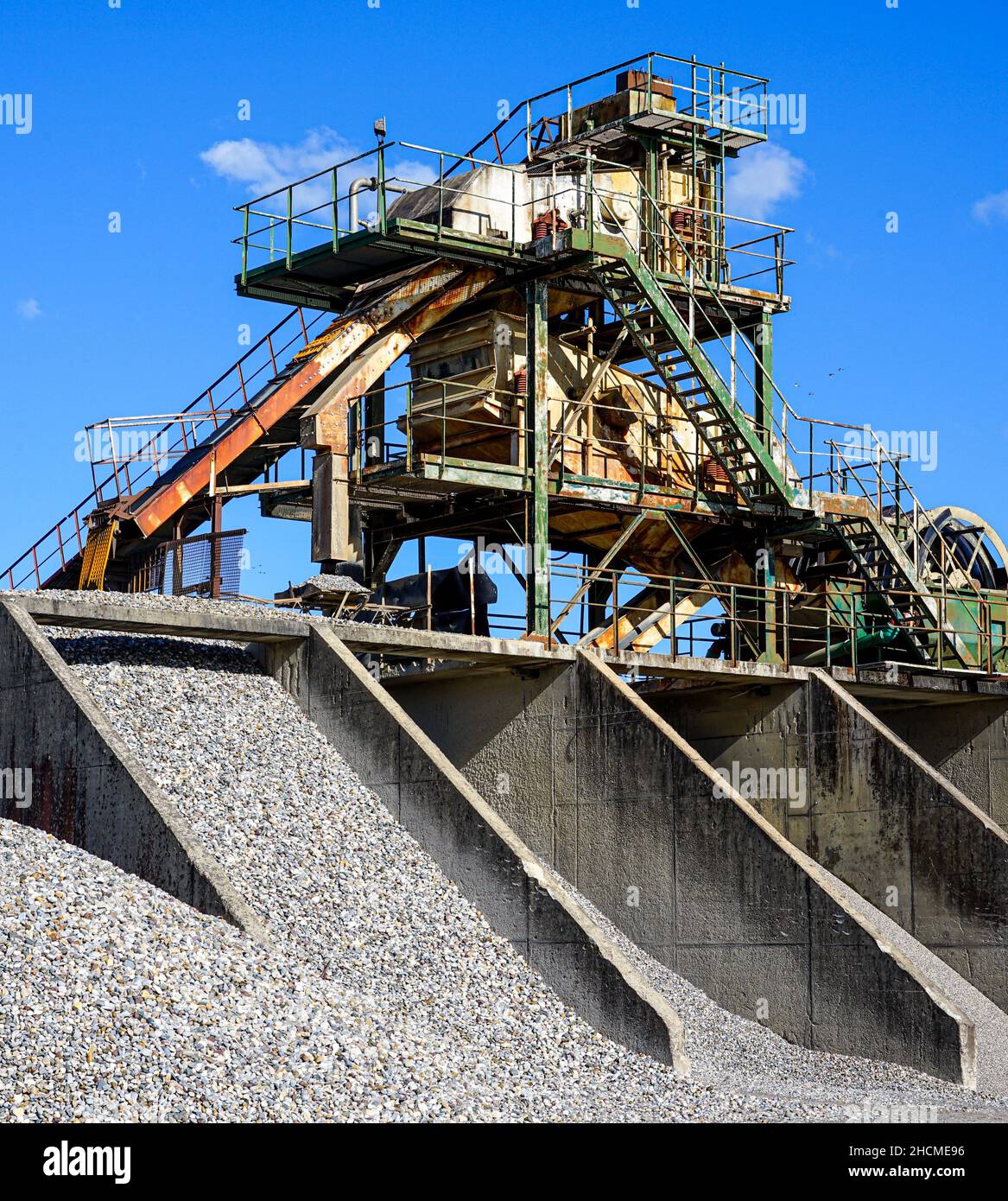 Maschine auf dem Gelände einer Sand- und Kiesanlage. Stockfoto