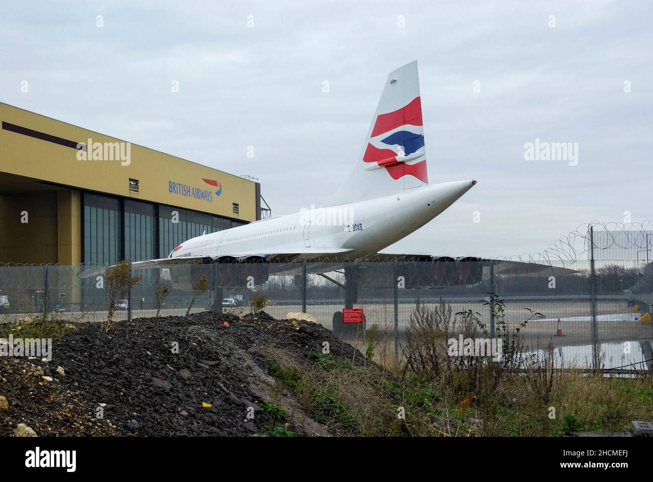 British Airways Aérospatiale/BAC Concorde G-BOAB parkte in einem Lagerbereich hinter dem BA Maintenance Hangar am Flughafen London Heathrow, Großbritannien. Im Jahr 2000 in den Ruhestand gegangen Stockfoto