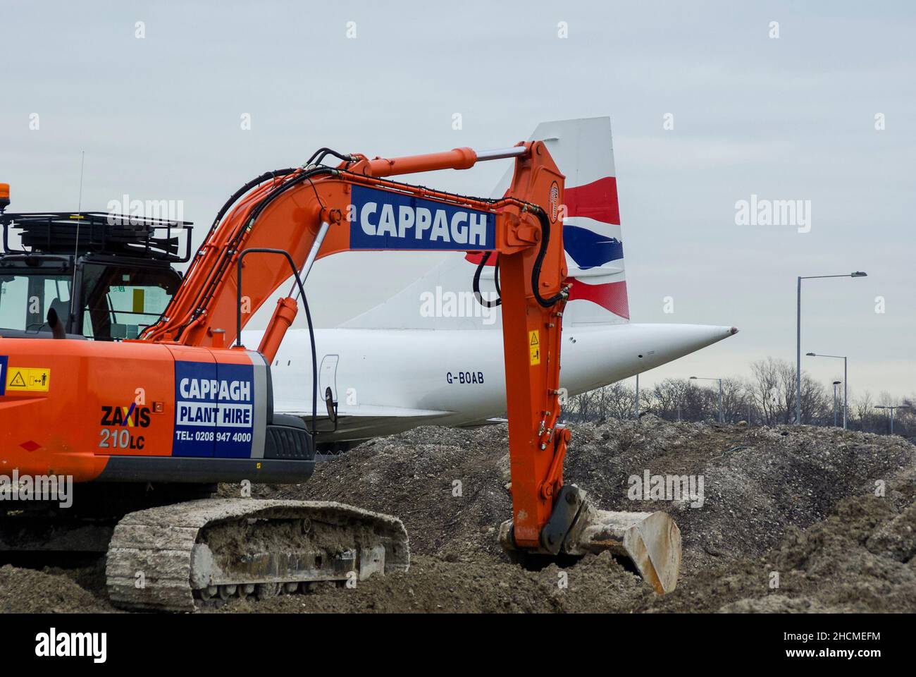 British Airways Aérospatiale/BAC Concorde G-BOAB parkte in einem Lagerbereich hinter dem BA Maintenance Hangar am Flughafen London Heathrow, Großbritannien. Im Jahr 2000 in den Ruhestand gegangen Stockfoto