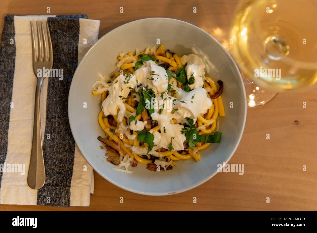 Portion Spaghetti mit saurer Rahm und Grüns Stockfoto