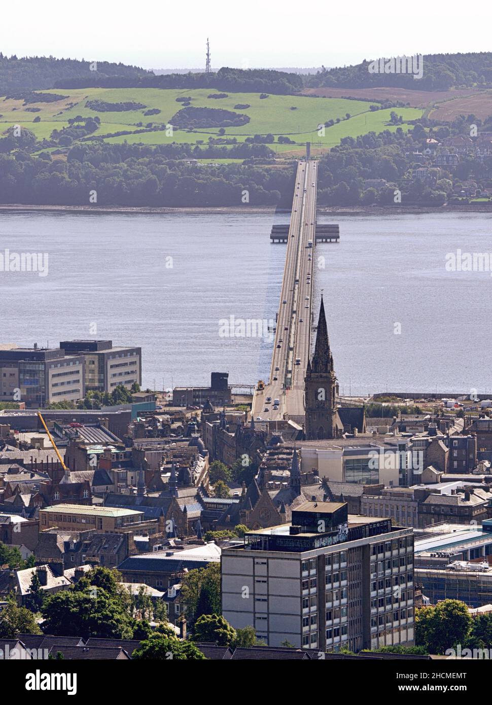 Blick auf die Brücke der Tay Road von Dundee Law an einem Sommertag im August. Stockfoto