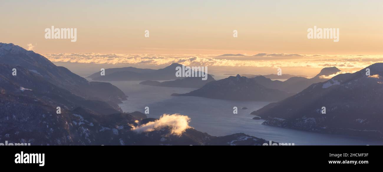 Panoramablick auf Howe Sound, die Inseln und die kanadische Berglandschaft Stockfoto