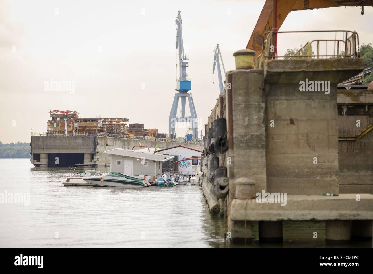 Braila, Rumänien - 26. August 2021: Details zu Kränen und Schiffen in der Werft und an den Docks des Hafens von Braila. Stockfoto
