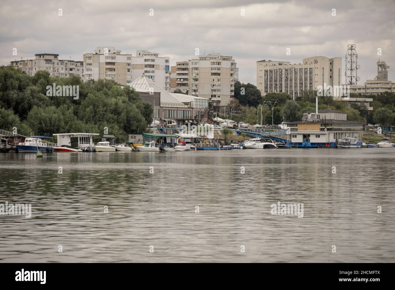 Braila, Rumänien - 26. August 2021: Gebäude und Schiffe in Werften und an den Docks des Hafens von Braila. Stockfoto