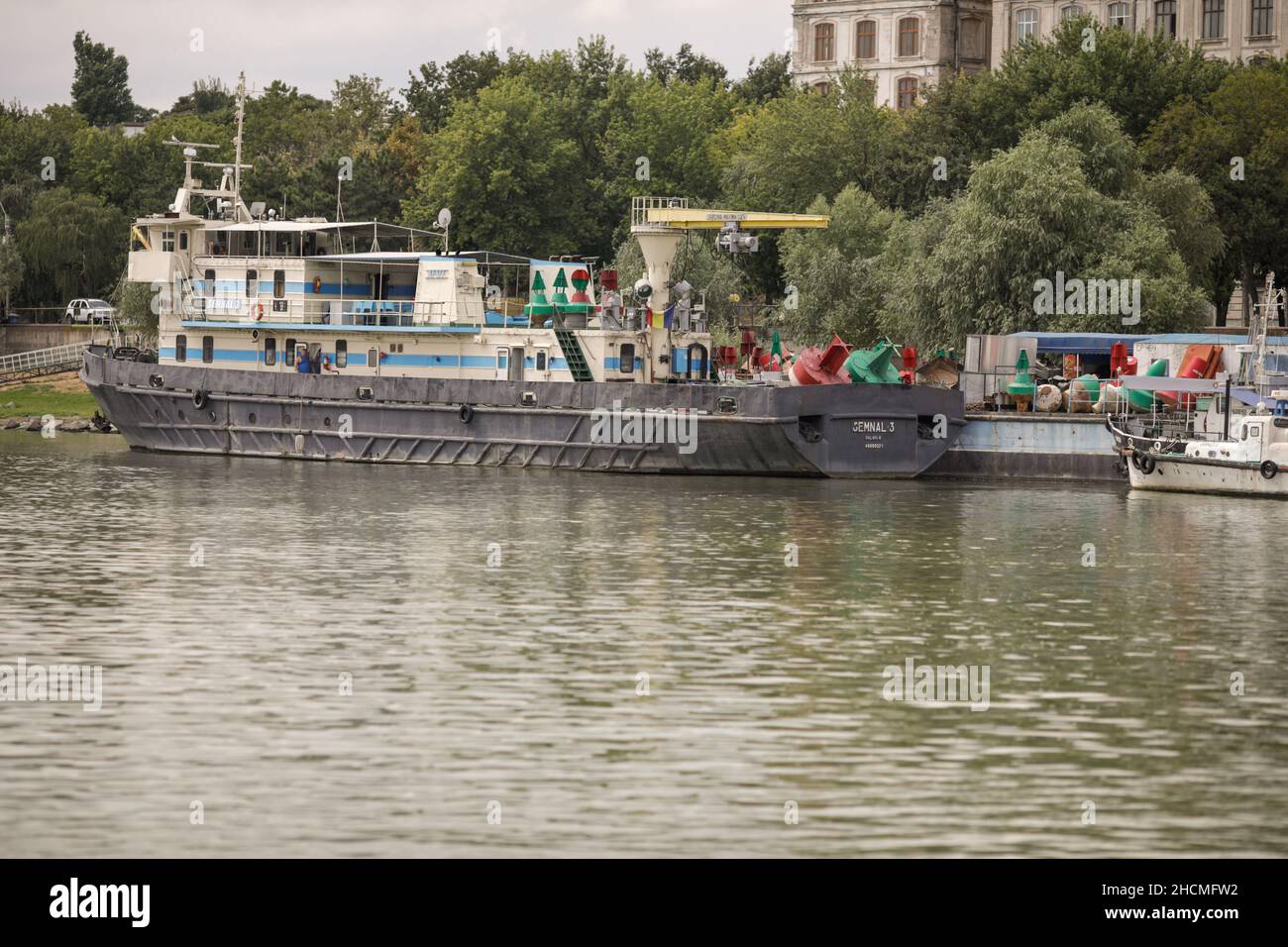 Braila, Rumänien - 26. August 2021: Gebäude und Schiffe in Werften und an den Docks des Hafens von Braila. Stockfoto