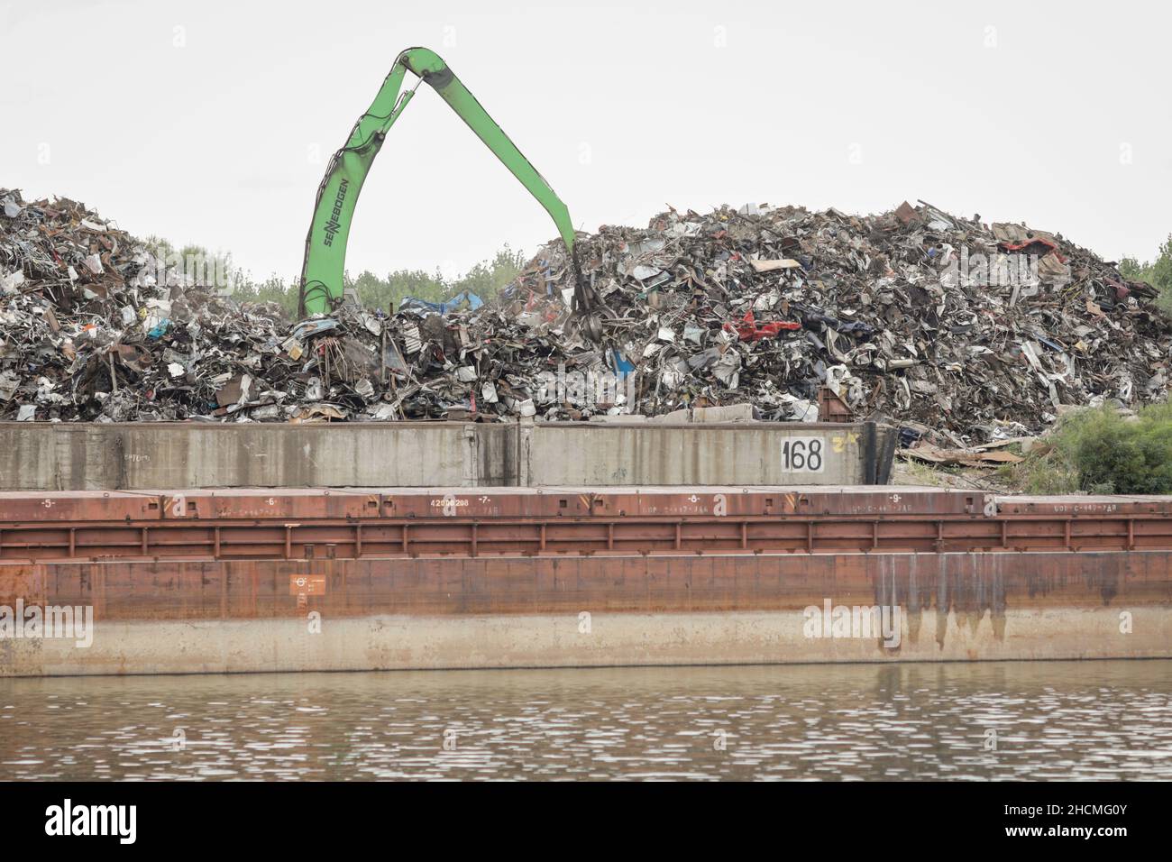 Braila, Rumänien - 26. August 2021: Metallschrottplatz am Ufer der Donau. Stockfoto