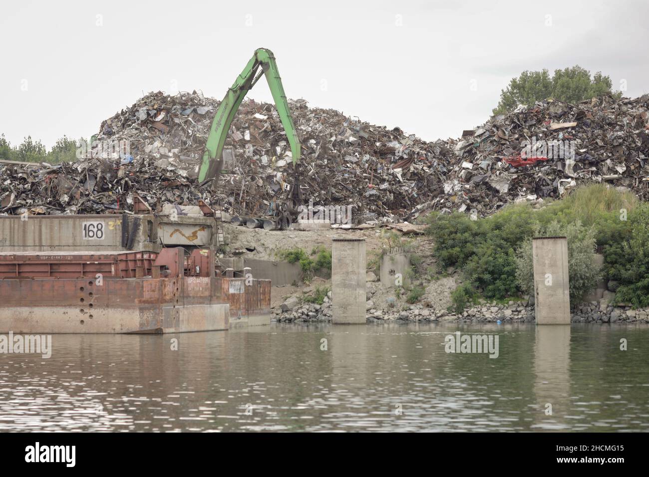 Braila, Rumänien - 26. August 2021: Metallschrottplatz am Ufer der Donau. Stockfoto