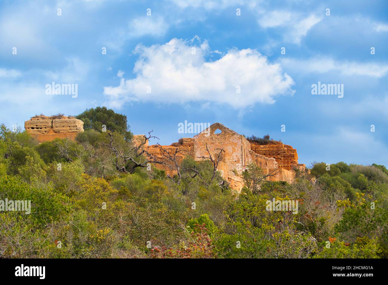 Die Ruinen der mittelalterlichen Burg Paderna erheben sich aus dem trockenen mediterranen Buschland. Albufeira, Algarve, Portugal Stockfoto