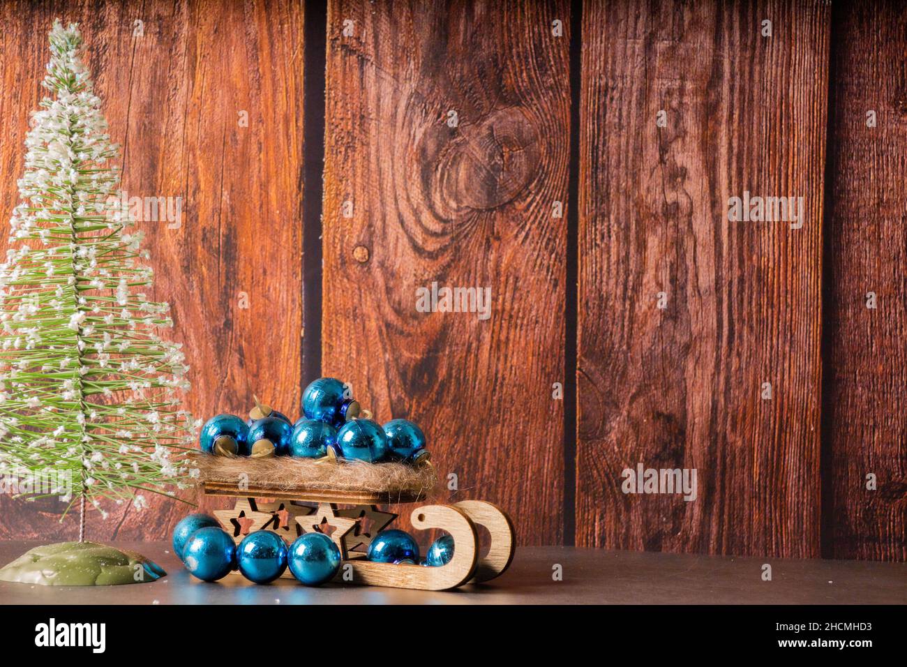 Weihnachtsbaum mit Schlitten und blauen Kugeln Stockfoto