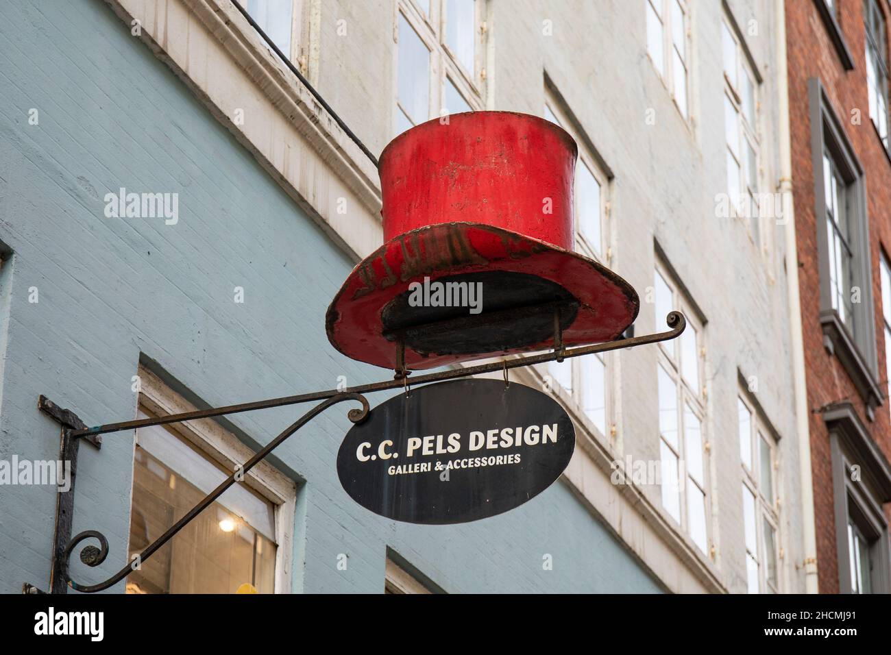 Rote Metallic-Zylinderhut auf C. Pels Design Zeichen in Kopenhagen, Dänemark Stockfoto