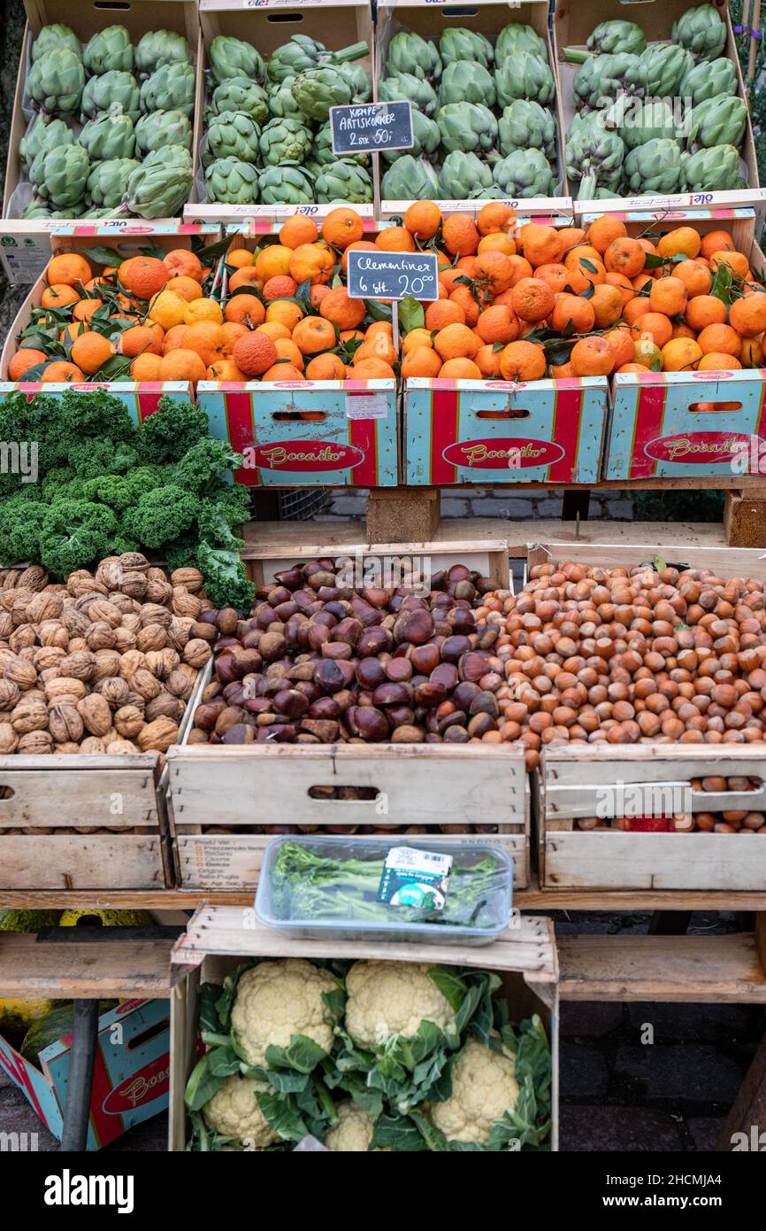 Obst, Gemüse und Nüsse zum Verkauf auf dem Platz Torvehallerne in Kopenhagen, Dänemark Stockfoto