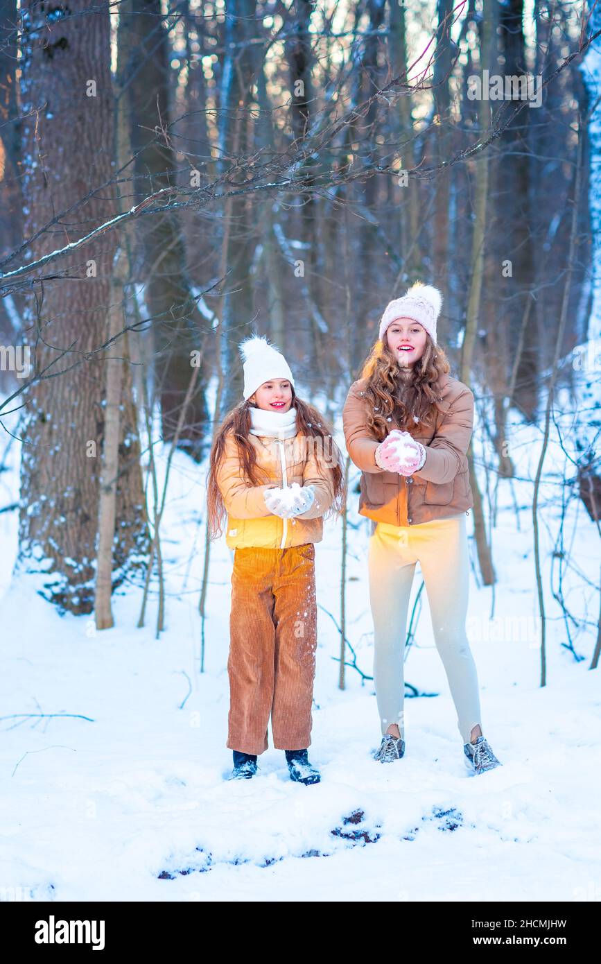 Zwei Mädchen im Teenageralter, die Spaß beim Spielen mit Schnee haben. Schnee-Spiele. Winterurlaub. Stockfoto