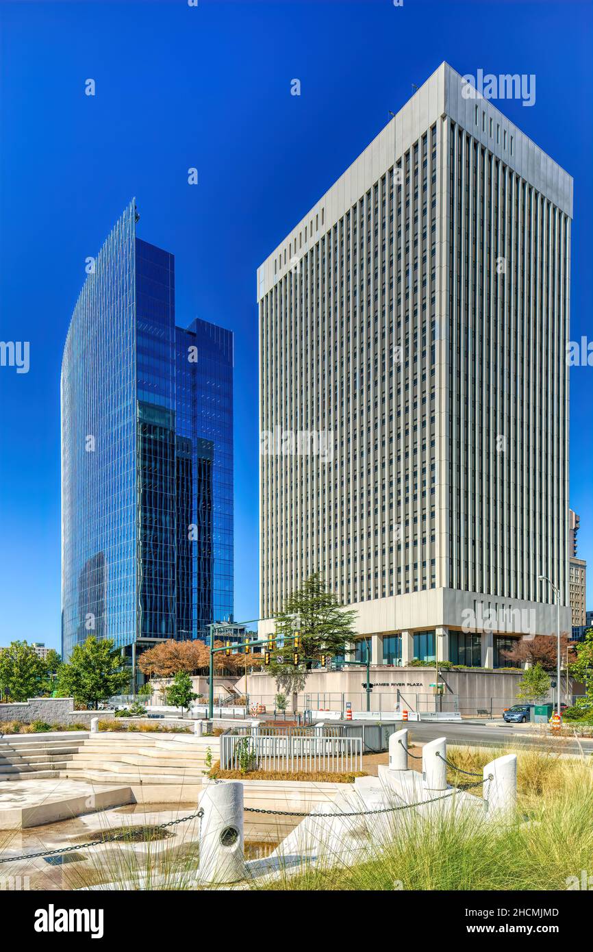 Neues (links) und altes Dominion Energy Hauptquartier. Das alte Gebäude wurde im Juni 2020 durch Implosion abgerissen. Stockfoto