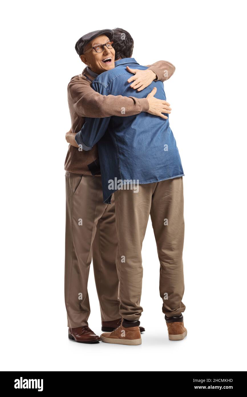 In voller Länge ein älterer Mann, der einen jungen Mann umarmt und isoliert auf weißem Hintergrund lächelt Stockfoto