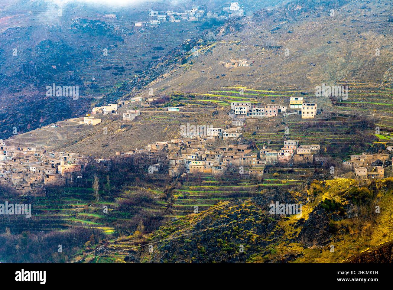 Berberdorf im Atlasgebirge auf dem Wanderweg von Imlil nach Tacheddirt, Marokko Stockfoto