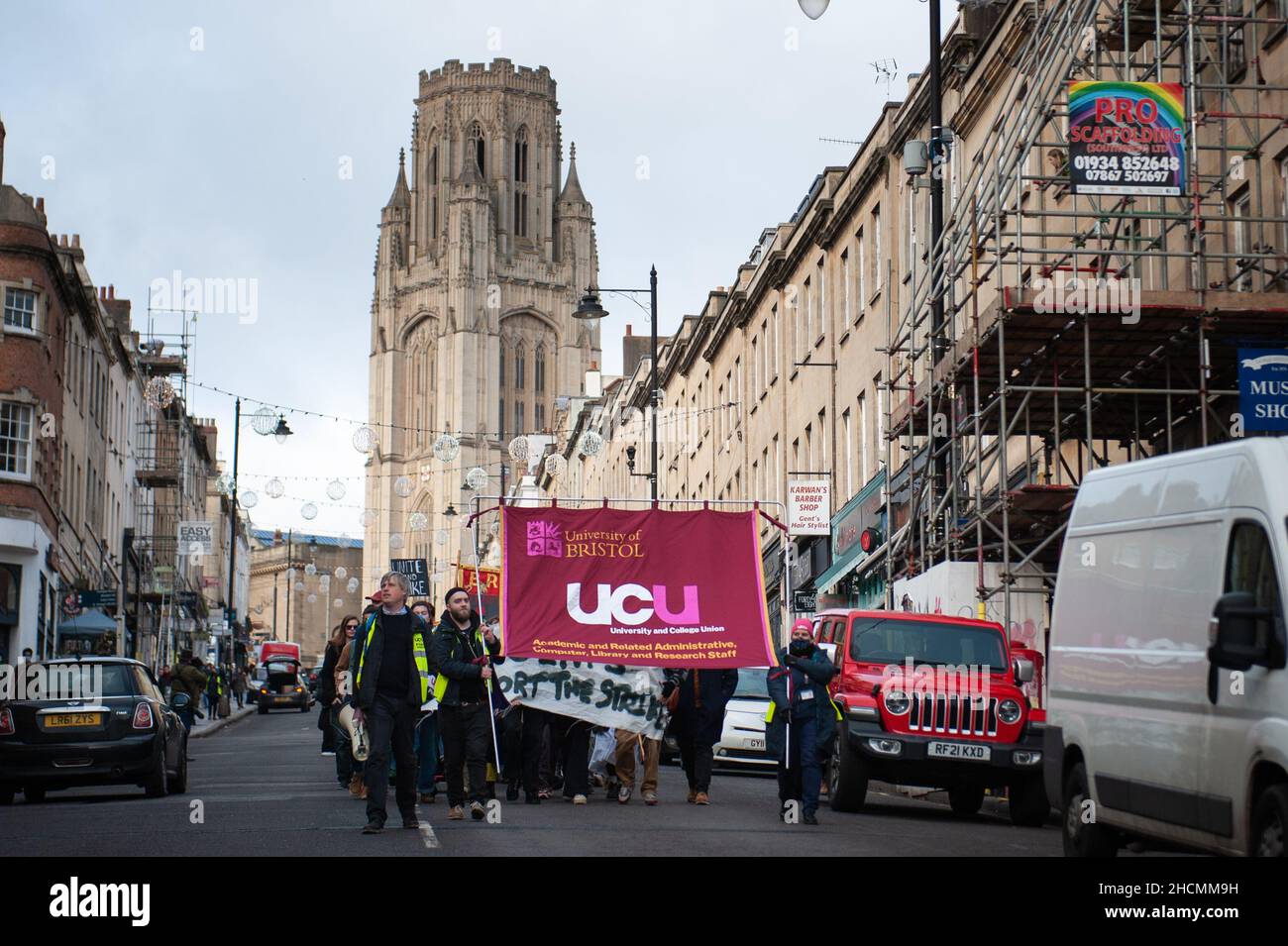 Park Street, Bristol, Großbritannien. 1st. Dezember 2021. Im Bild: / vor dem Vict versammelten sich Hunderte von Dozenten, Universitätsmitarbeitern, Studenten und Sympathisanten Stockfoto