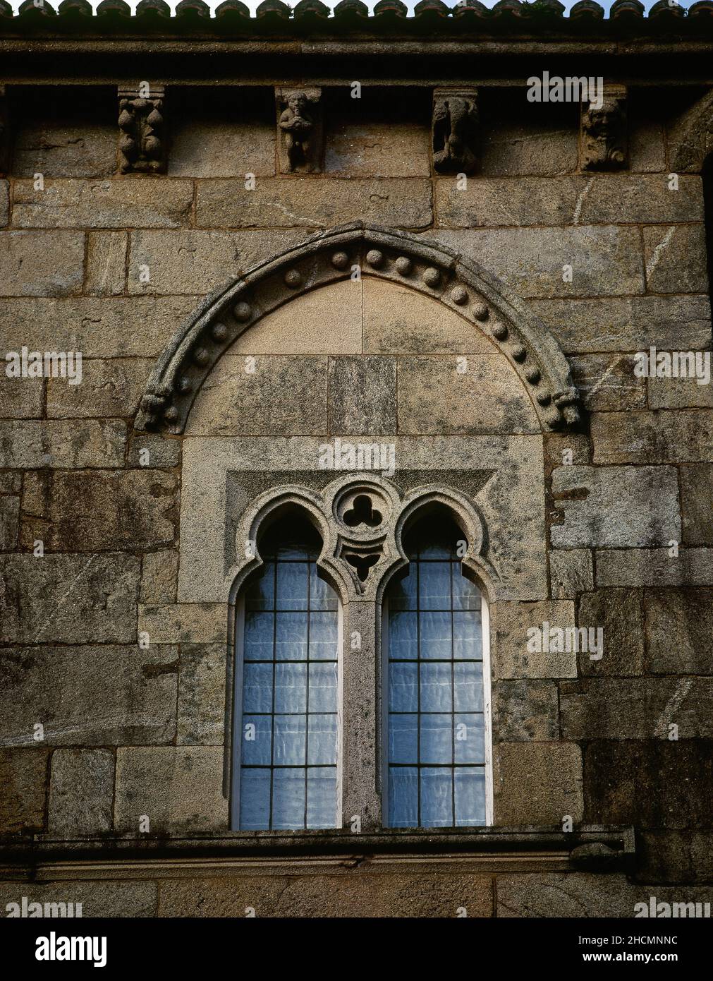 Spanien, Galizien, Provinz A Coruña, Santiago de Compostela. „Gothic House“ oder „Casa do Rei Don Pedro“. Detail eines der Fenster an der Hauptfassade des Gebäudes, von ogivaler Form und dekorativem Spitzbogen. Ein Beispiel für Compostelas Zivilarchitektur aus dem 14th. Jahrhundert. Die Volkstradition verbindet dieses Gebäude mit König Peter I. von Kastilien (1350-1369), obwohl man annimmt, dass es das Haus von Fernando de Castro gewesen sein könnte. Derzeit beherbergt es das 1951 gegründete Wallfahrtmuseum und das Santiago-Museum. Stockfoto