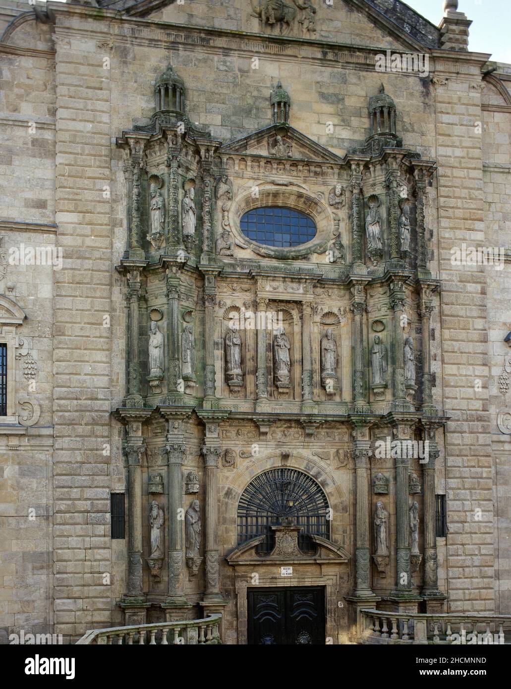 Spanien, Galizien, Provinz Coruña, Santiago de Compostela. Kirche San Martín Pinario. Der Bau begann 1590, wie vom Architekten Mateo Lopez geplant. Gesamtansicht der plateresken Fassade des Tempels, der Teil des gleichnamigen Klosters ist. Stockfoto