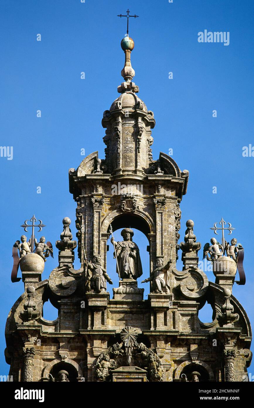 Kathedrale von Santiago de Compostela. Architektonisches Detail des oberen Teils der Hauptfassade (Obradoiro-Fassade). Statue des Heiligen Jacques Pilgrim. 18th Jahrhundert. Santiago de Compostela, Provinz La Coruña, Galicien, Spanien. Stockfoto