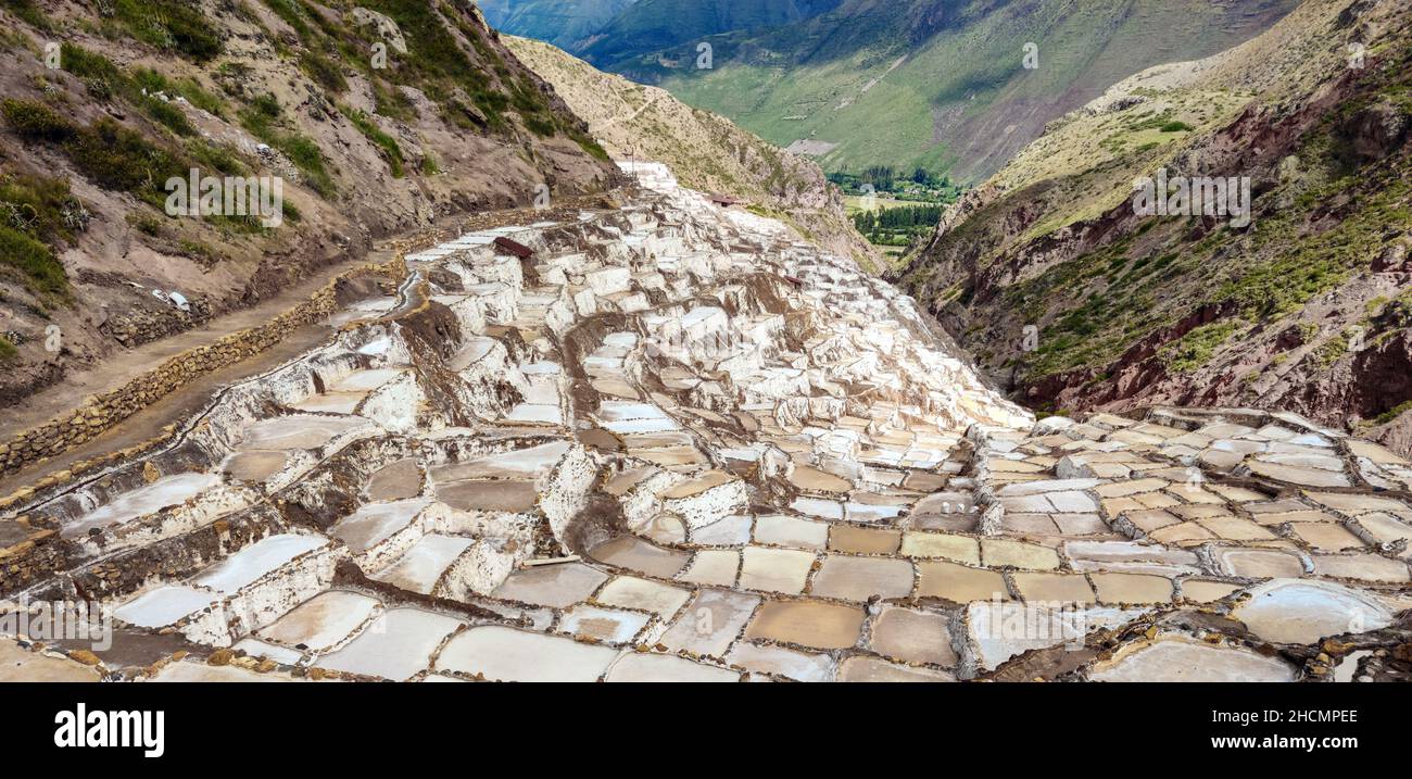 Die berühmten Salzteiche von Maras in Peru, Südamerika. Erbaut in AD200-AD900 von der Chanapata-Kultur, vor den Inkas, auf einer Höhe von 3.000 m. Stockfoto