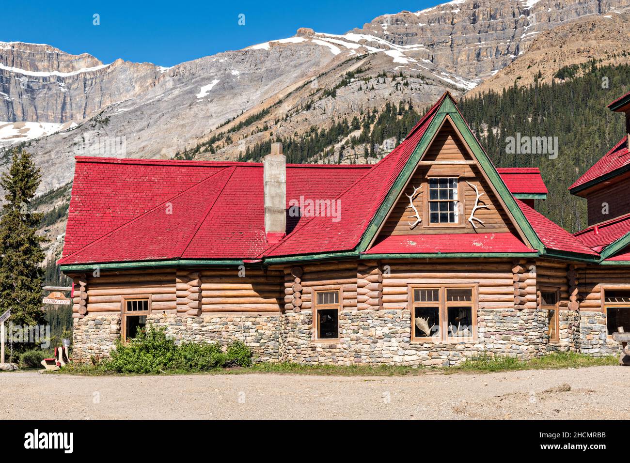Die Simpsons Num-Ti-Jah Lodge und das allgemeine Geschäft entlang des Icefields Parkway im Banff National Park in Lake Louise, Alberta, Kanada. Stockfoto