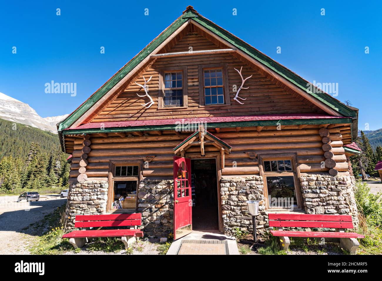Die Simpsons Num-Ti-Jah Lodge und der Handelsposten entlang des Icefields Parkway im Banff National Park in Lake Louise, Alberta, Kanada. Stockfoto
