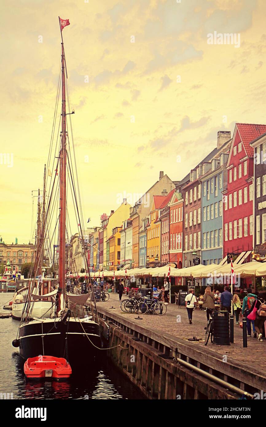 KOPENHAGEN, DÄNEMARK - Blick auf den Hafen von Nyhavn, das berühmte Wahrzeichen Kopenhagens, der im 17th. Jahrhundert erbaut wurde und von antiken Häusern mit hellen Farben flankiert wird Stockfoto