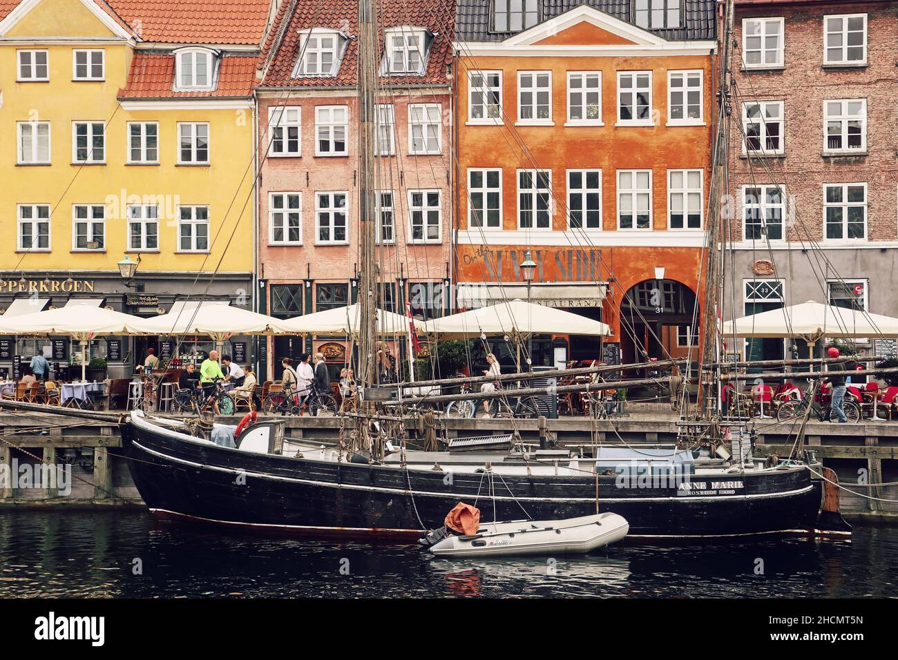 KOPENHAGEN, DÄNEMARK - Blick auf den Hafen von Nyhavn, das berühmte Wahrzeichen Kopenhagens, der im 17th. Jahrhundert erbaut wurde und von antiken Häusern mit hellen Farben flankiert wird Stockfoto
