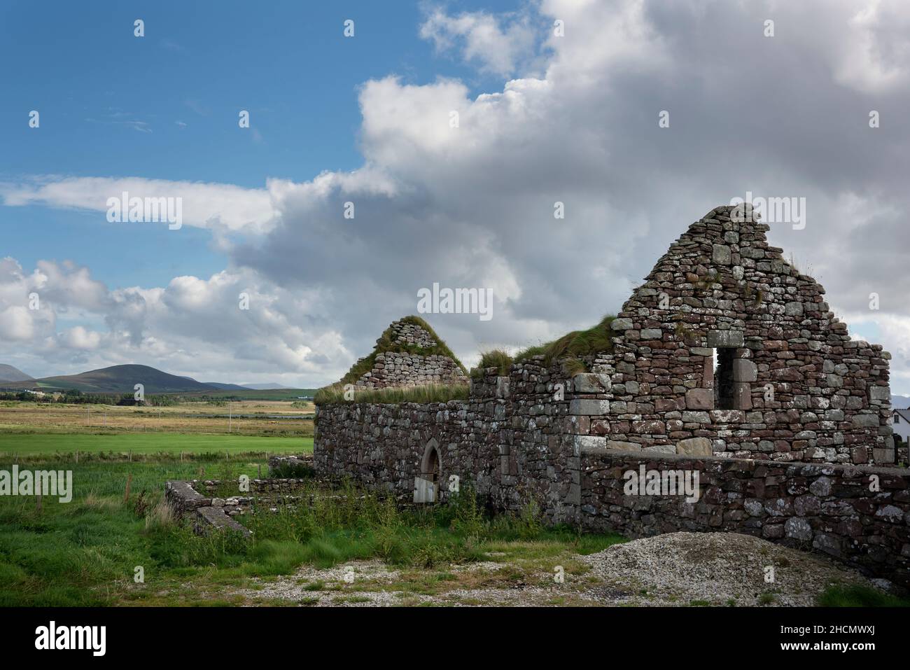 Die alten Ruinen der Kirche auf dem Fahi Friedhof in der Nähe von Ballycroy, Irland. Am Horizont die Berge des Wild Nephin National Park Ballycroy. Stockfoto