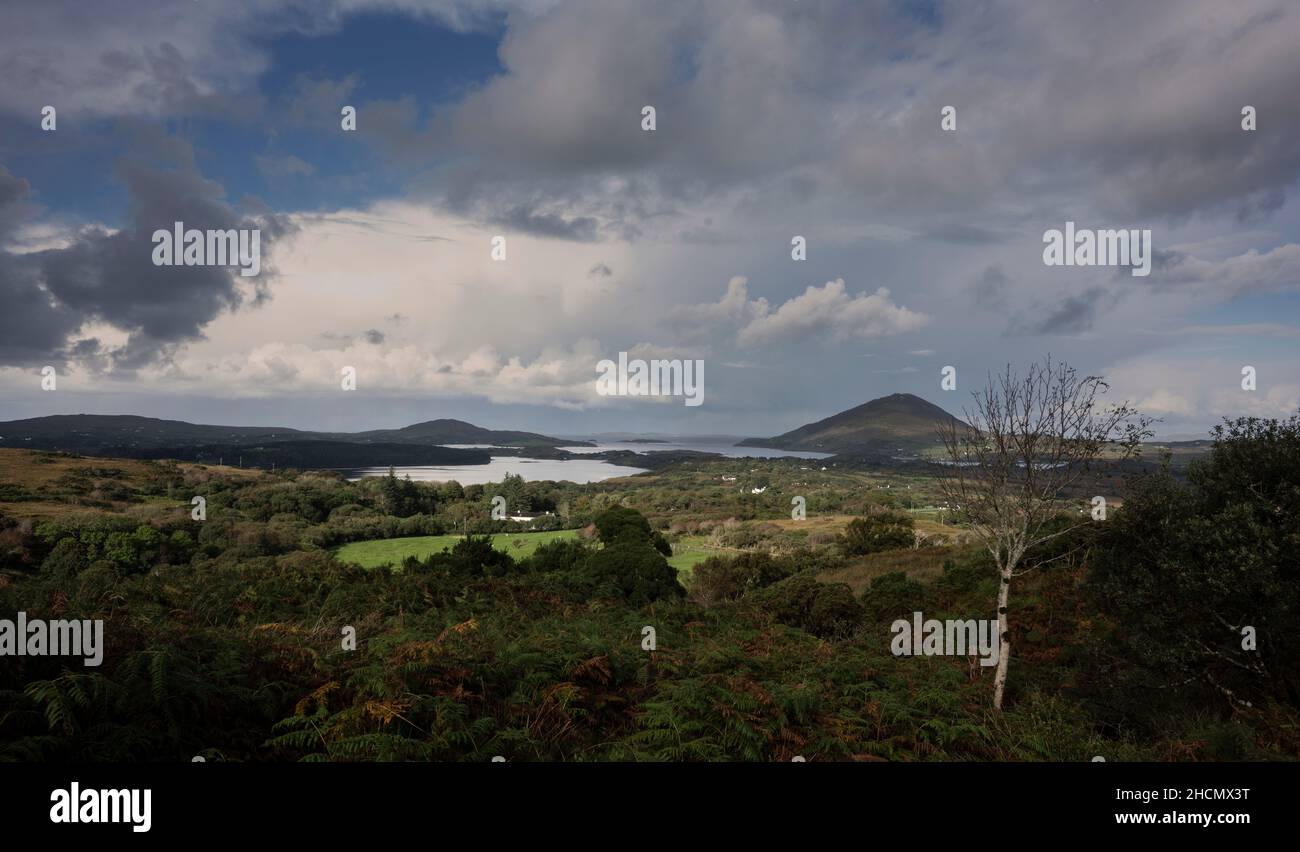 Blick auf die grüne Landschaft unten und den Atlantik vom Diamond Hill im Connemara National Park in der Grafschaft Galway in Irland Stockfoto