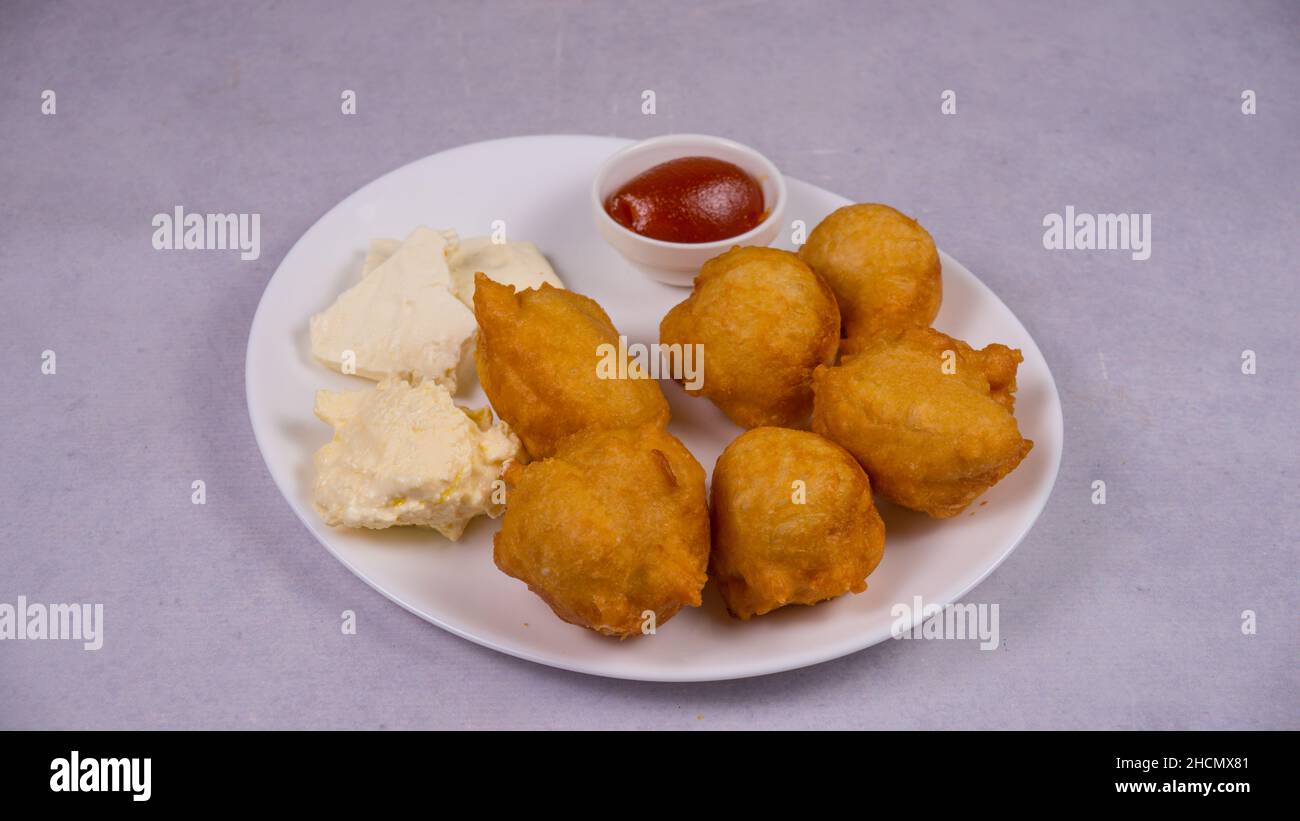 Nahaufnahme von Fleischbällchen mit Käse und Ketchup auf einem weißen Teller Stockfoto