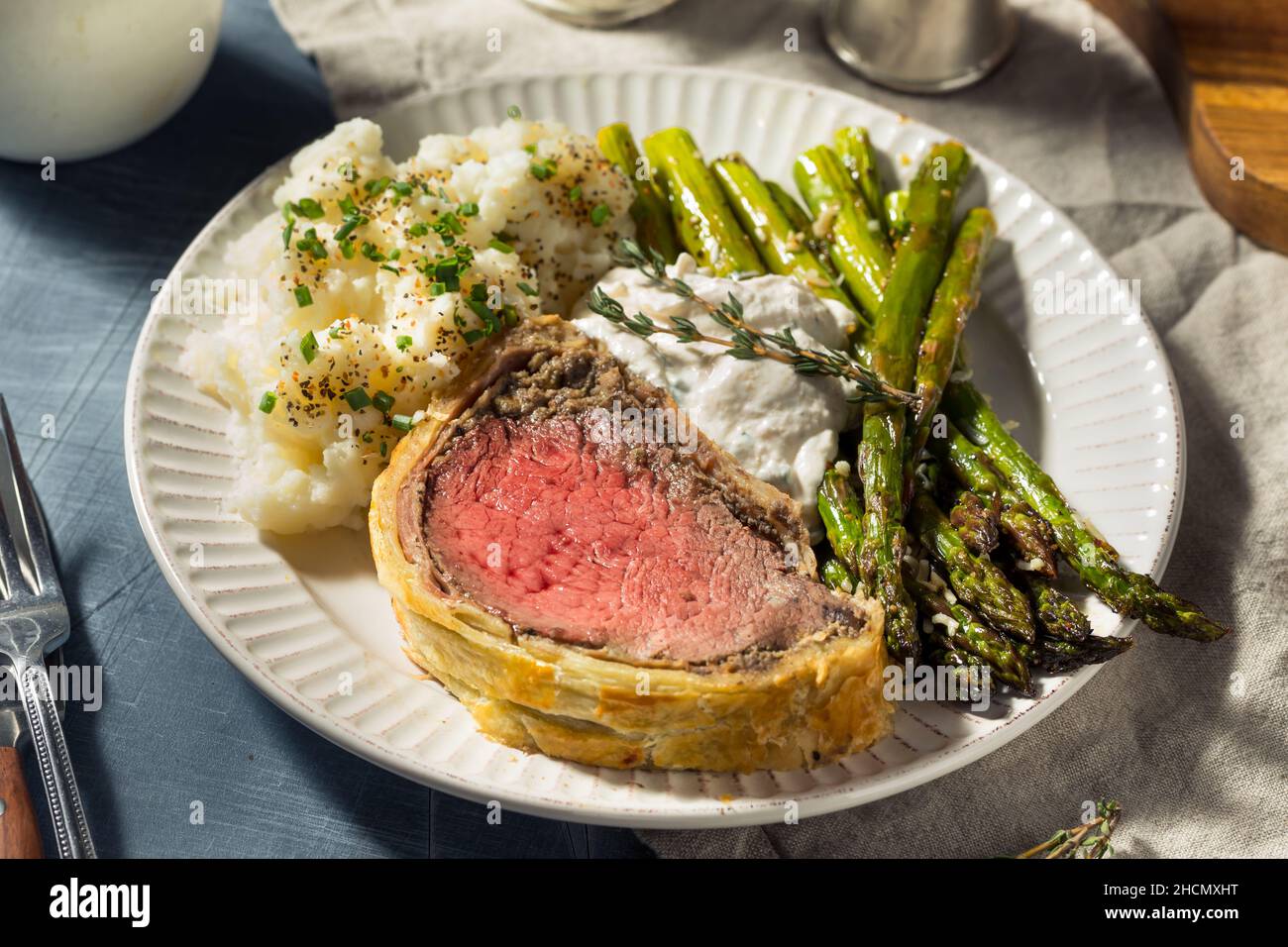 Hausgemachtes Weihnachtsrind Wellington Braten mit Pilzen und Blätterteig Stockfoto