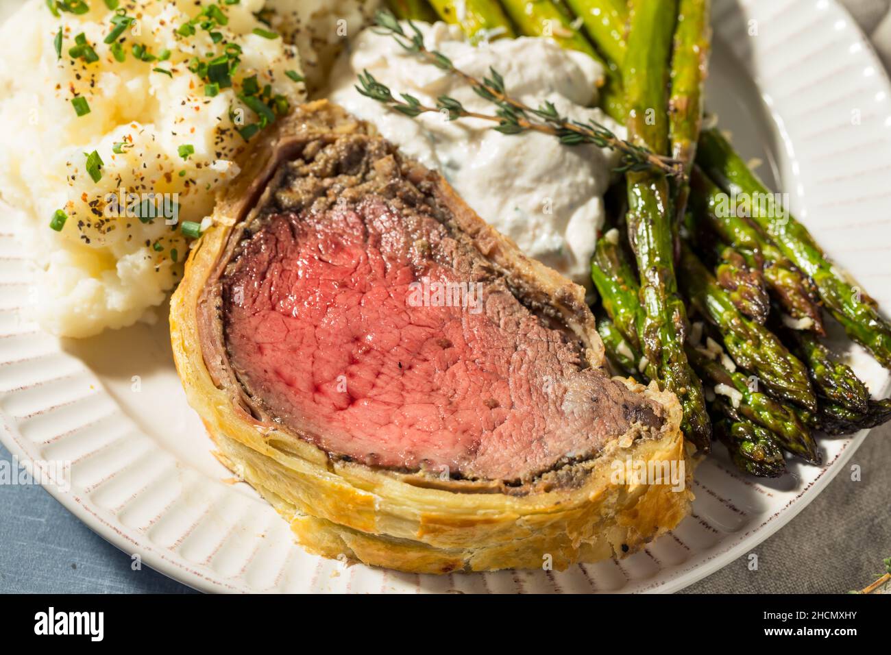 Hausgemachtes Weihnachtsrind Wellington Braten mit Pilzen und Blätterteig Stockfoto