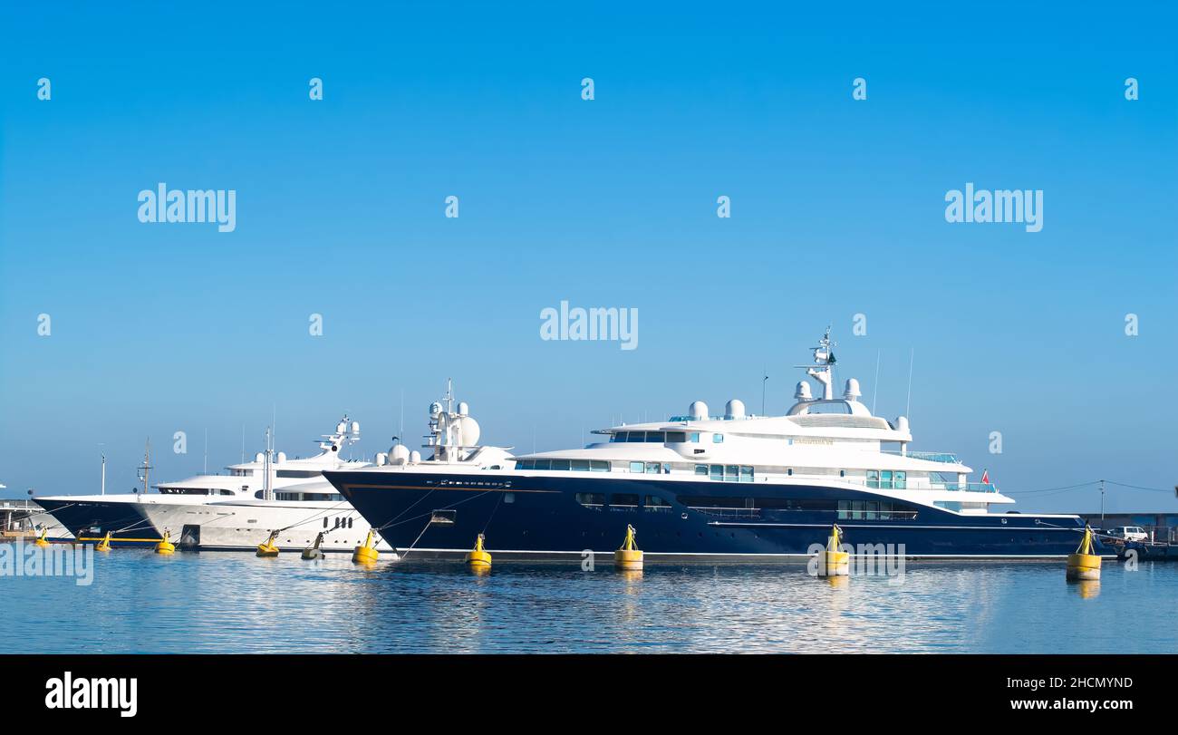 Antibes, Frankreich - 12 18 2021 : mehrere Megayachten, die an den Milliardärsdocks in Antibes, Frankreich, festgemacht sind Stockfoto