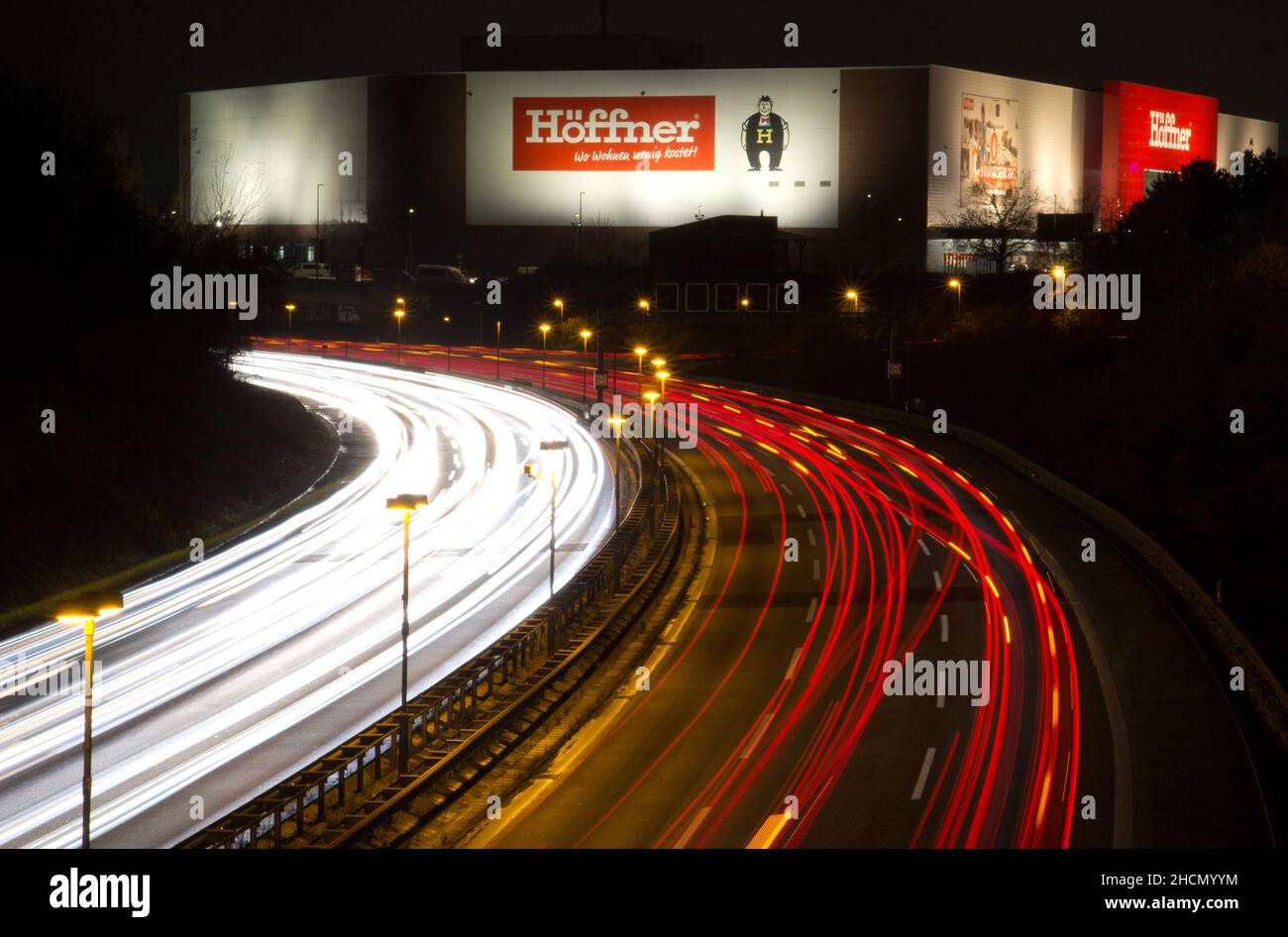Berlin, Deutschland. 23rd. November 2021. Auf der Autobahn 100 fahren Autos an einer Filiale von Möbel Höffner vorbei. Quelle: Hauke Schröder/dpa-Zentralbild/dpa/Alamy Live News Stockfoto