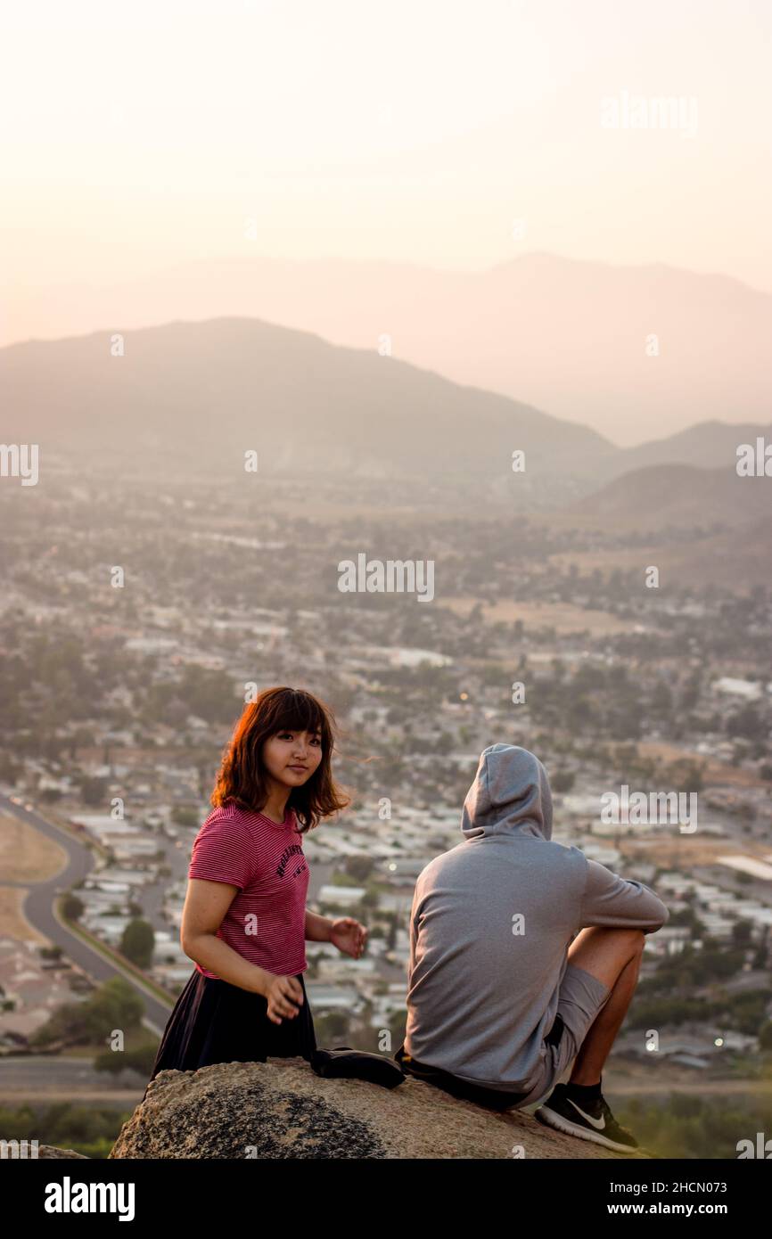 Zwei Freunde auf einem Berg, am Rubidoux-Berg am Flussufer, Kalifornien, USA Stockfoto