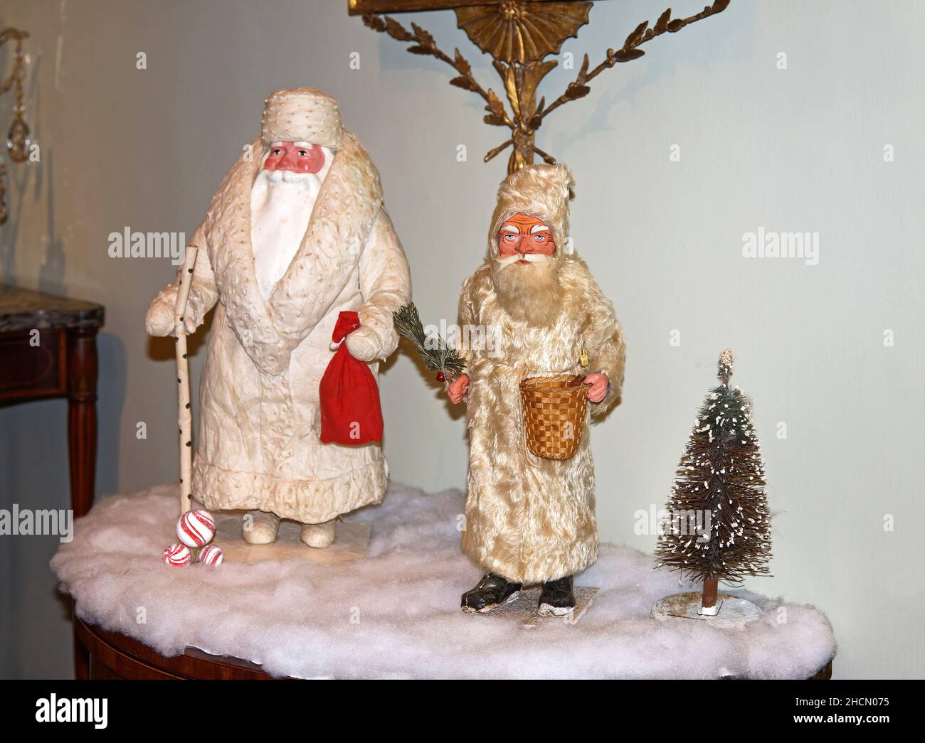 2 Nikolaus-Statuen, russisches Design, cremefarbene Pelzkleidung, Darstellungen, Weihnachtsschmuck, Festlich, feierlich, Stockfoto