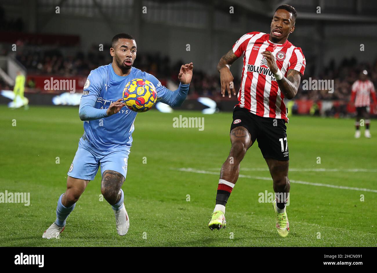 London, England, 29th. Dezember 2021. Gabriel Jesus von Manchester City und Ivan Toney von Brentford fordern den Ball während des Spiels der Premier League im Brentford Community Stadium, London. Bildnachweis sollte lauten: Paul Terry / Sportimage Stockfoto