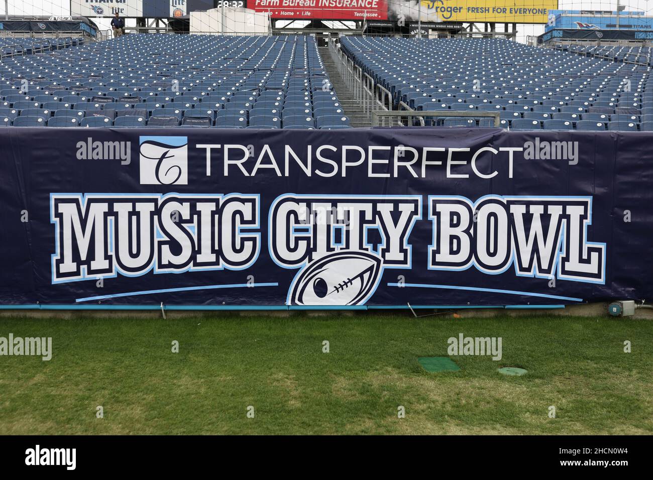 Nashville, TN, USA. 30th Dez 2021. Das Logo des Fußballspiels TransPerfect Music City Bowl zwischen den Purdue Boilermakers und den Tennessee Volunteers im Nissan Stadium in Nashville, TN. Kyle Okita/CSM/Alamy Live News Stockfoto