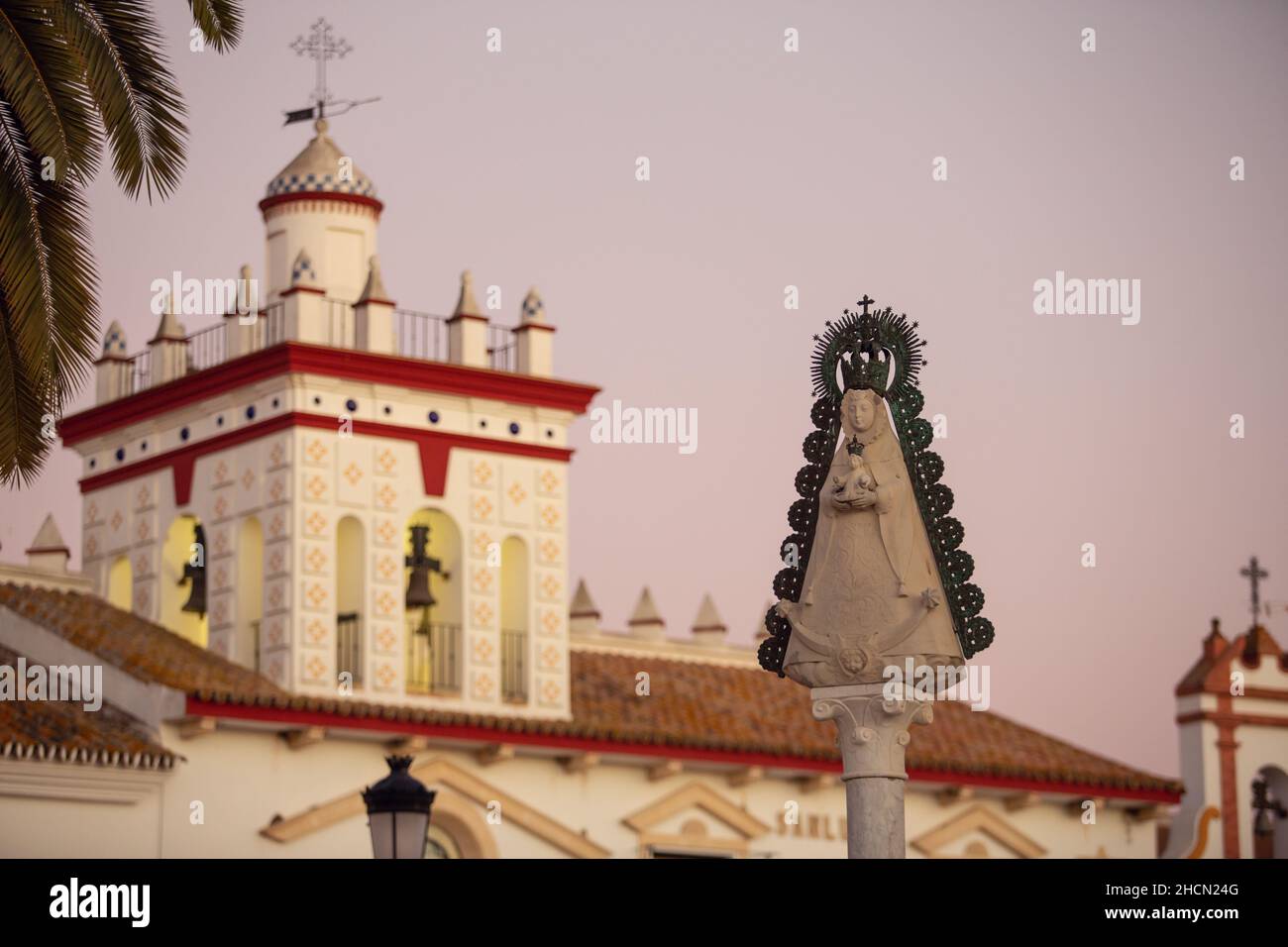 Almonte, Huelva, Spanien - 6. Dezember 2021: Die Virgen del Rocío, auch bekannt als 'Blanca Paloma' oder 'die Königin der Marschen', ist eine marianische Anrufung Stockfoto