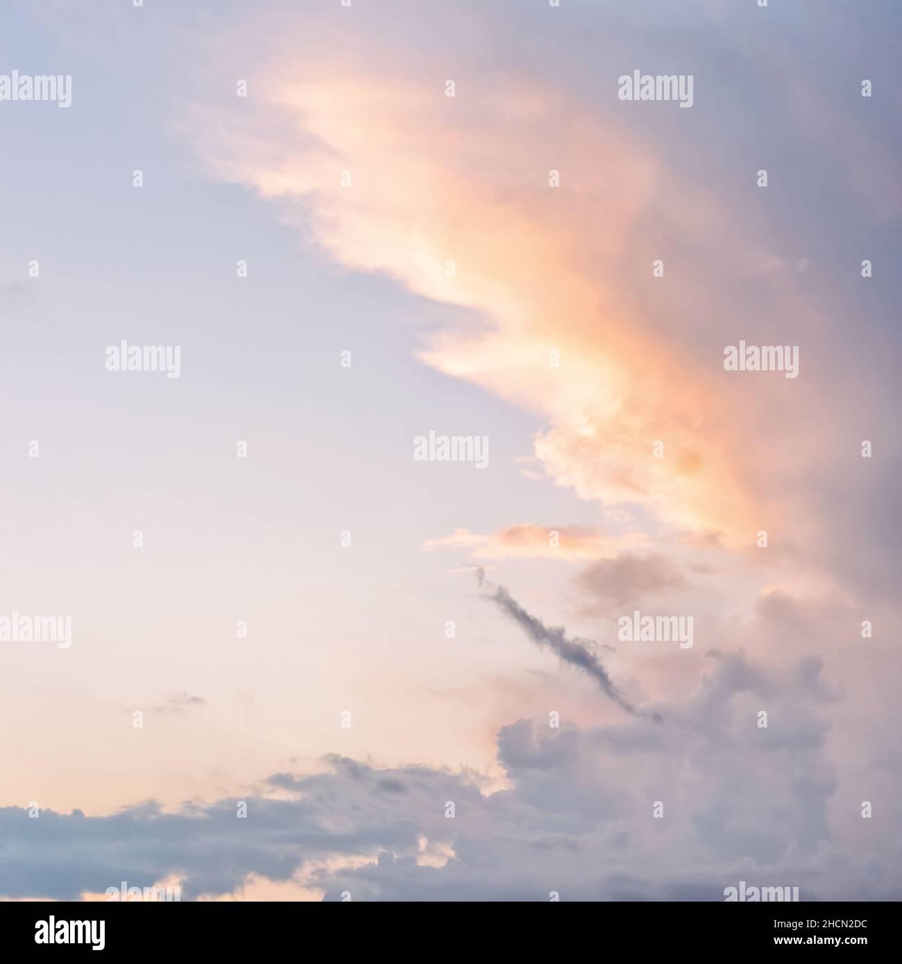 Dramatischer, wolkiger, pastellfarbener Sonnenuntergang am Himmel. Natürlicher Hintergrund mit Kopierfläche, quadratische Komposition Stockfoto