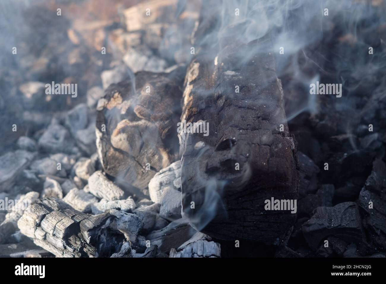 Grill Brennholz mit Rauch und heißer Asche Stockfoto