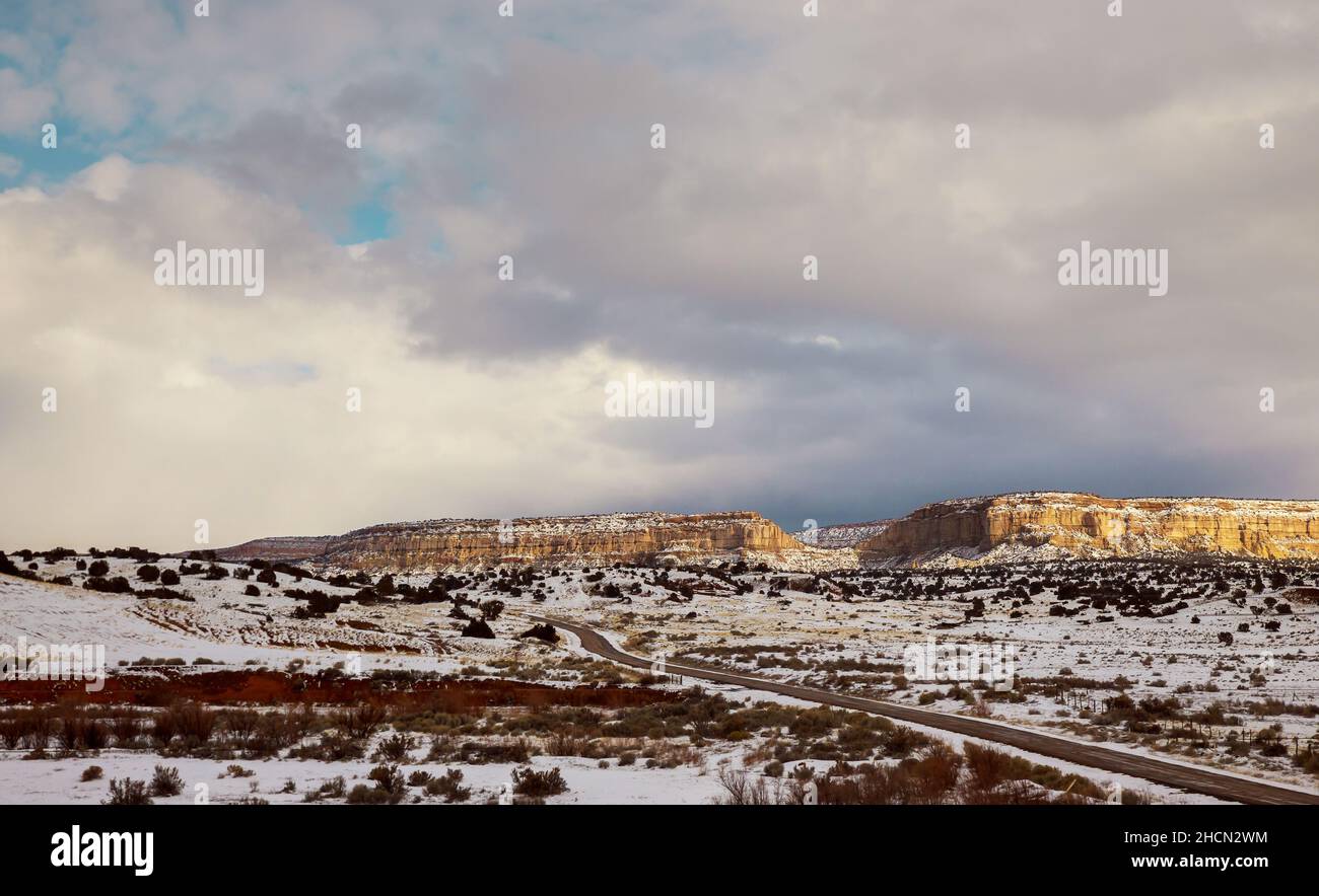 Gefährliches Winterwetter entlang einer hohen felsigen Berge auf der I-40 Autobahn mit winterverschneiten Landschaften in New Mexico Stockfoto