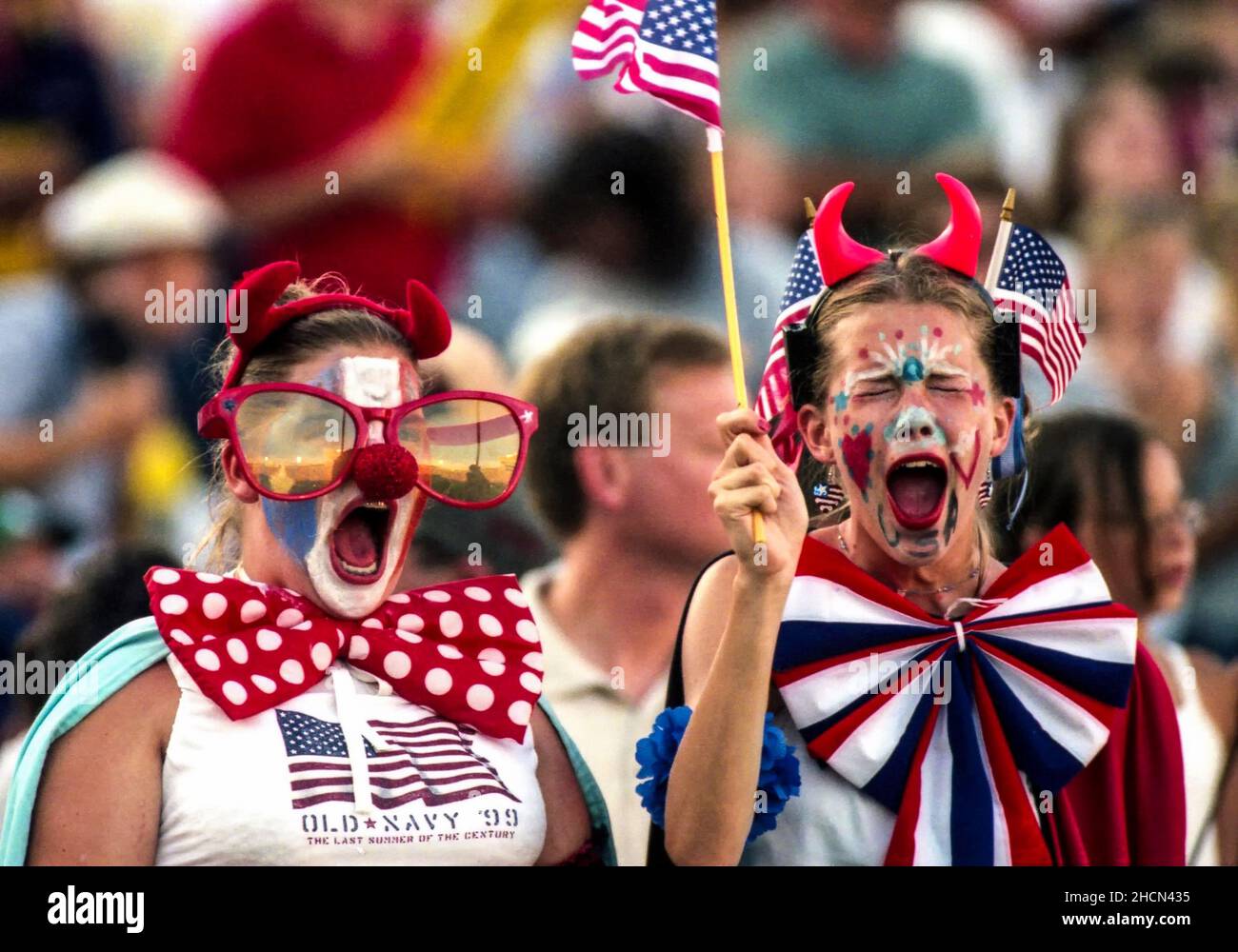 Junge Fußballfans jubeln in einem internationalen Turnier um die US-Nationalmannschaft Stockfoto