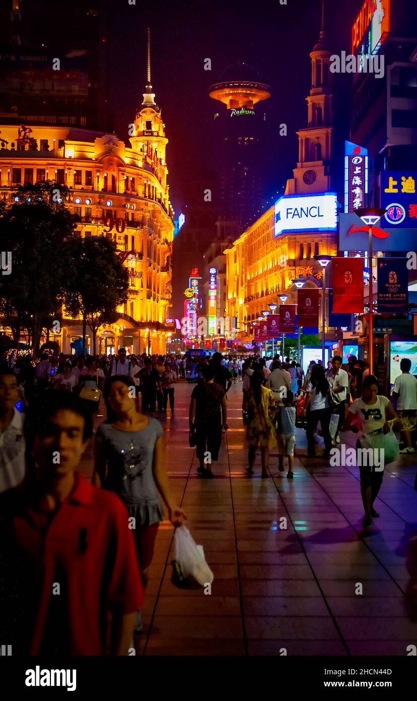 Neonschilder an der Nanjing Road in der Innenstadt von Shanghai Stockfoto Neonschilder an der Nanjing Road in der Innenstadt von Shanghai Stockfoto